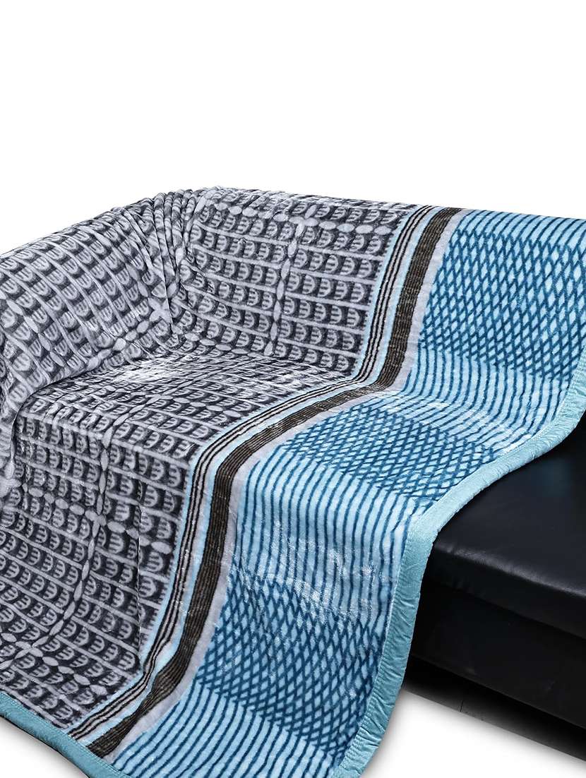 multi coloured printed winter blanket - 22568019 -  Standard Image - 3