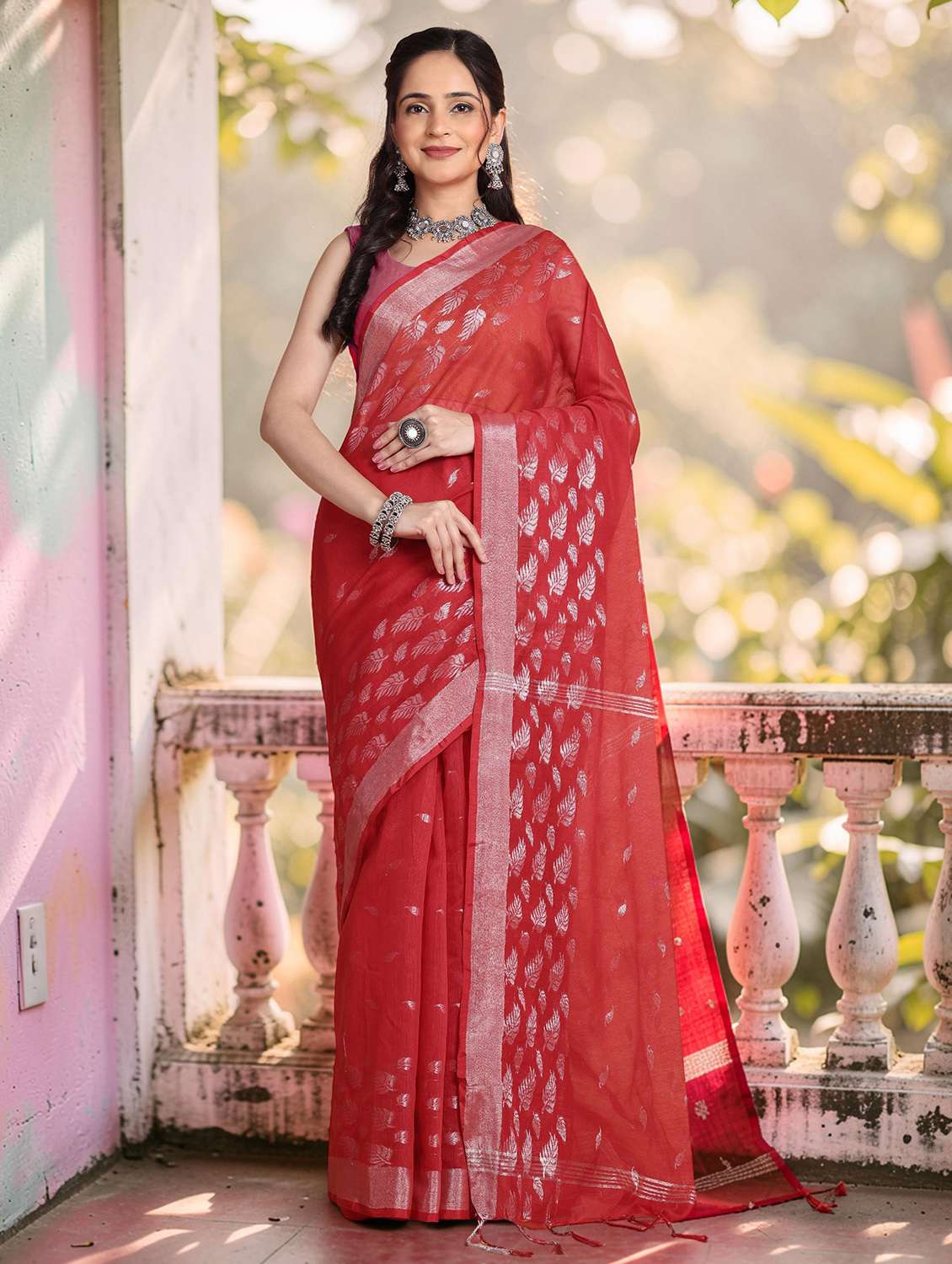 women self design handloom saree with blouse