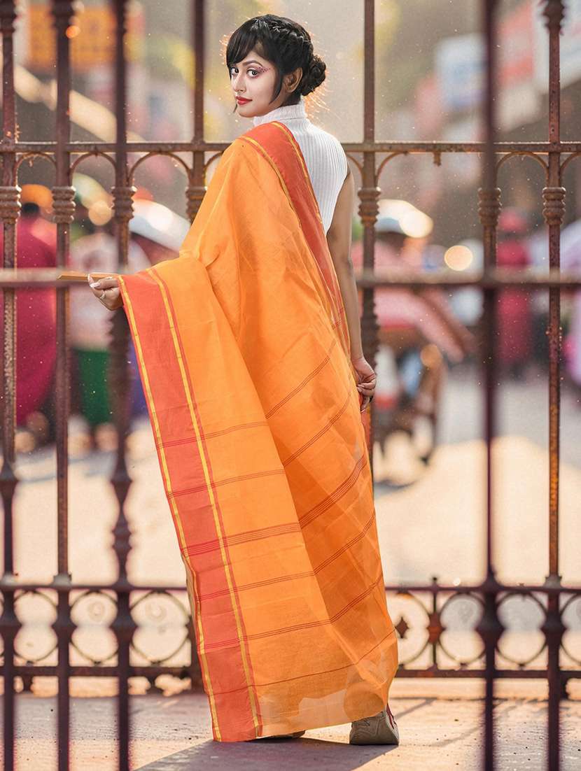 women solid with bordered handloom saree - 22569720 -  Standard Image - 3