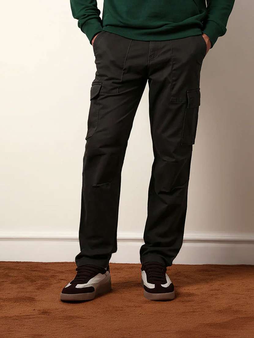 men solid mid rise regular fit cargo pant