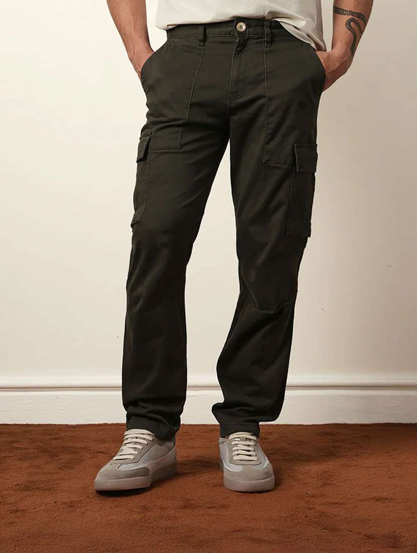 men solid mid rise regular fit cargo pant