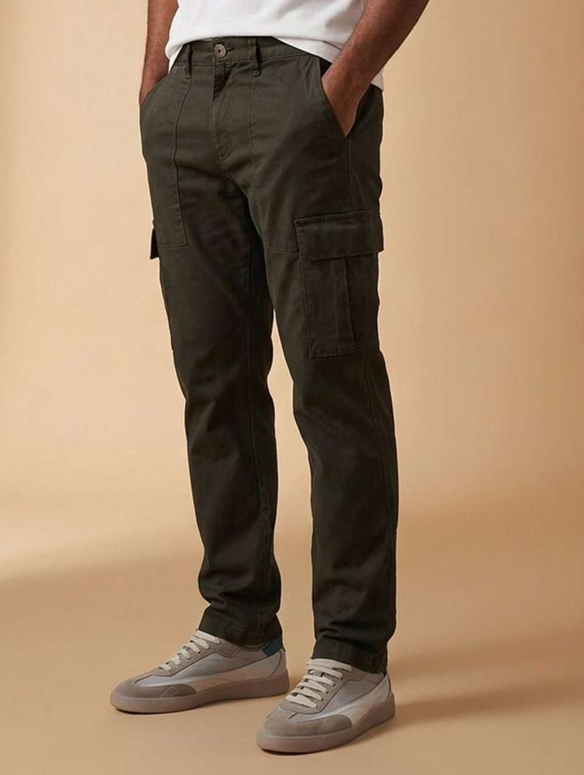 men solid mid rise regular fit cargo pant