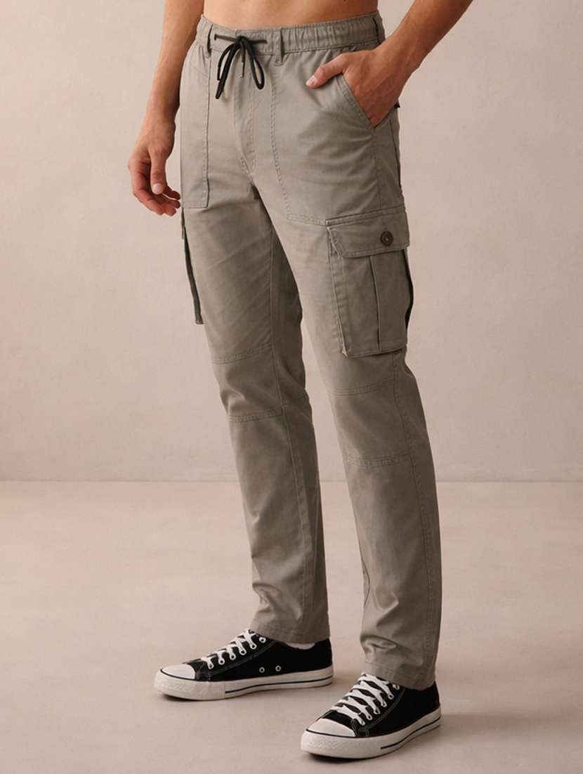 men solid mid rise regular fit cargo pant