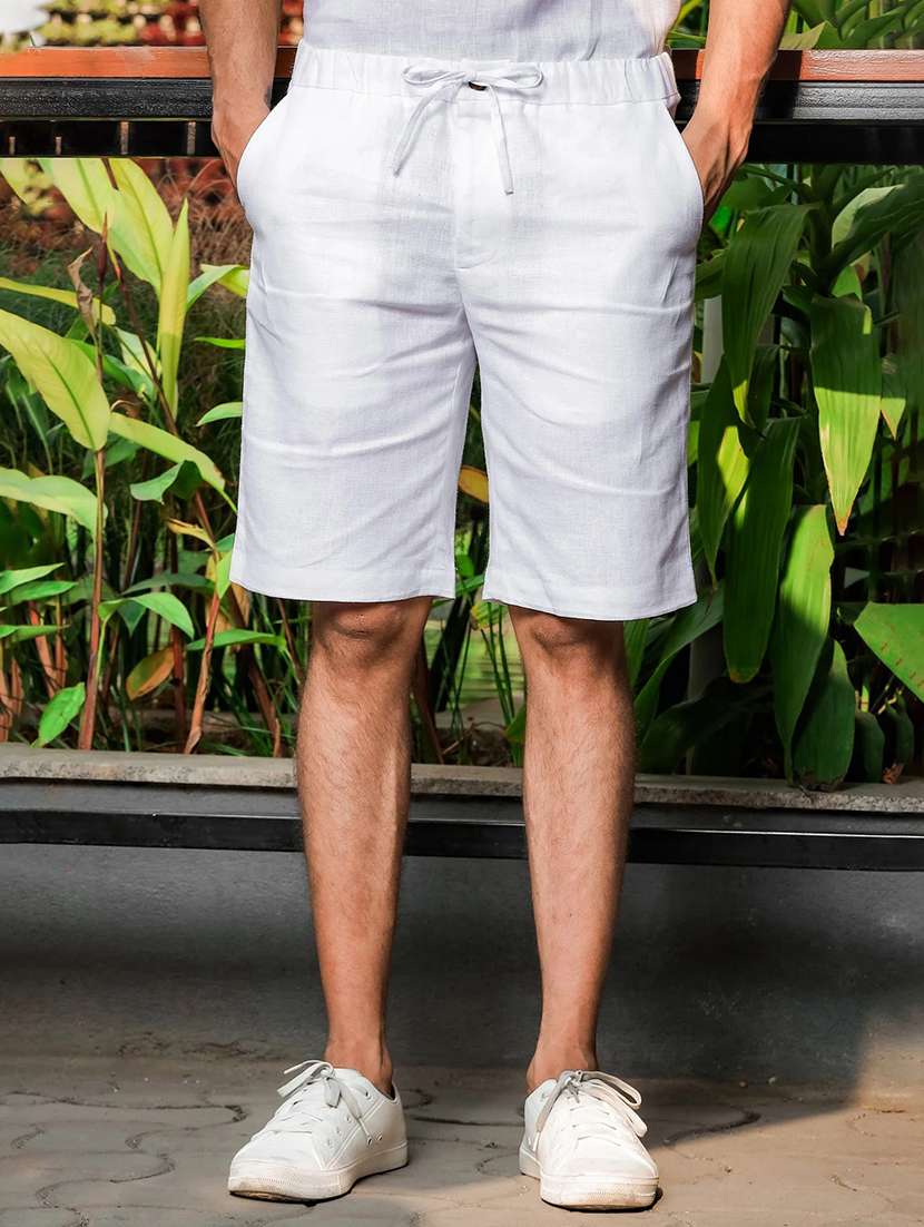 men solid mid rise regular fit shorts