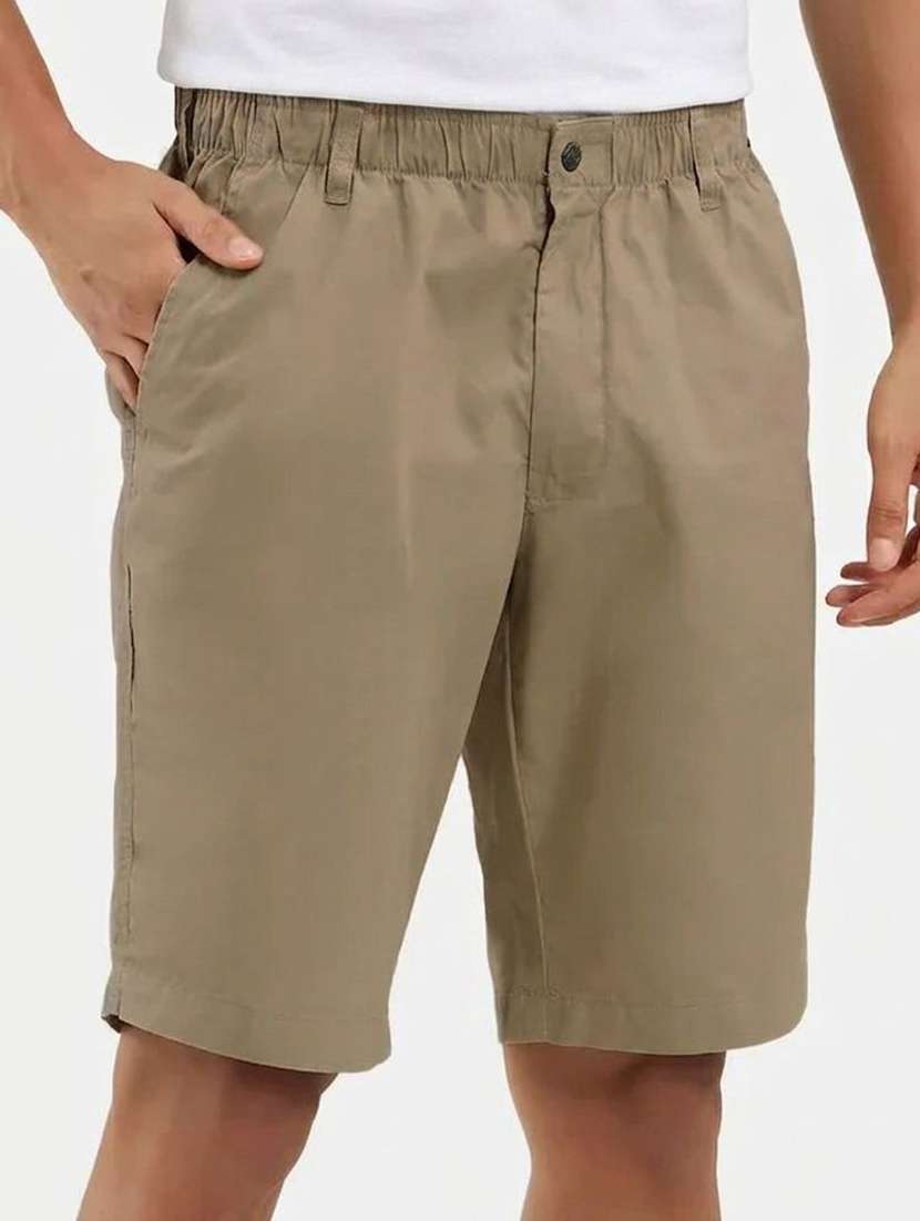 men solid mid rise regular fit shorts