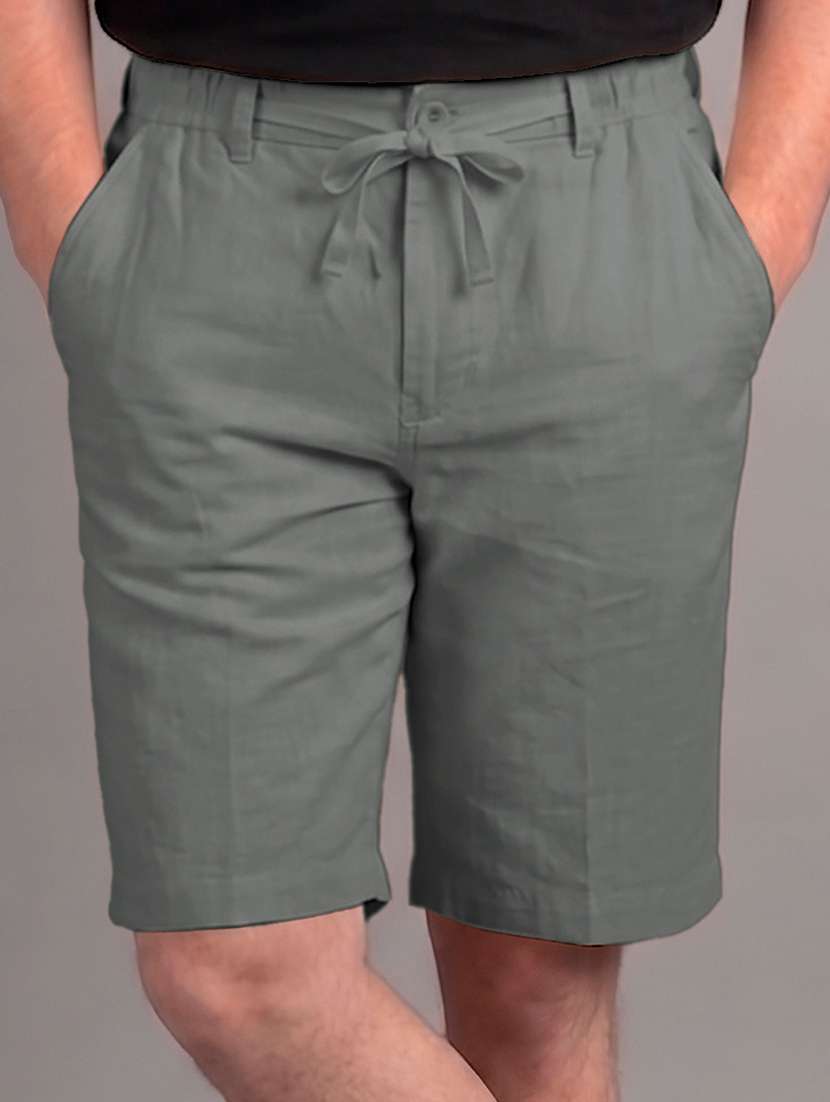men solid mid rise regular fit shorts