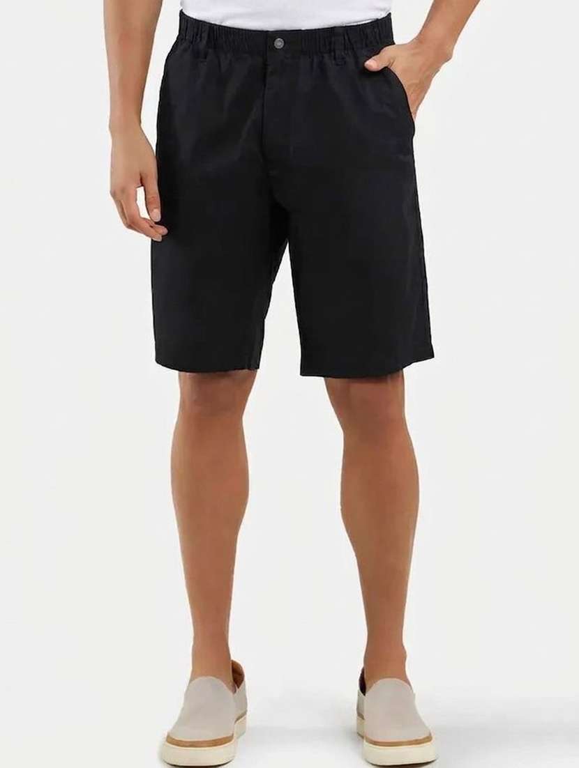 men solid mid rise regular fit shorts