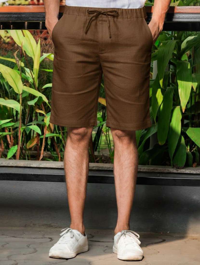 men solid mid rise regular fit shorts