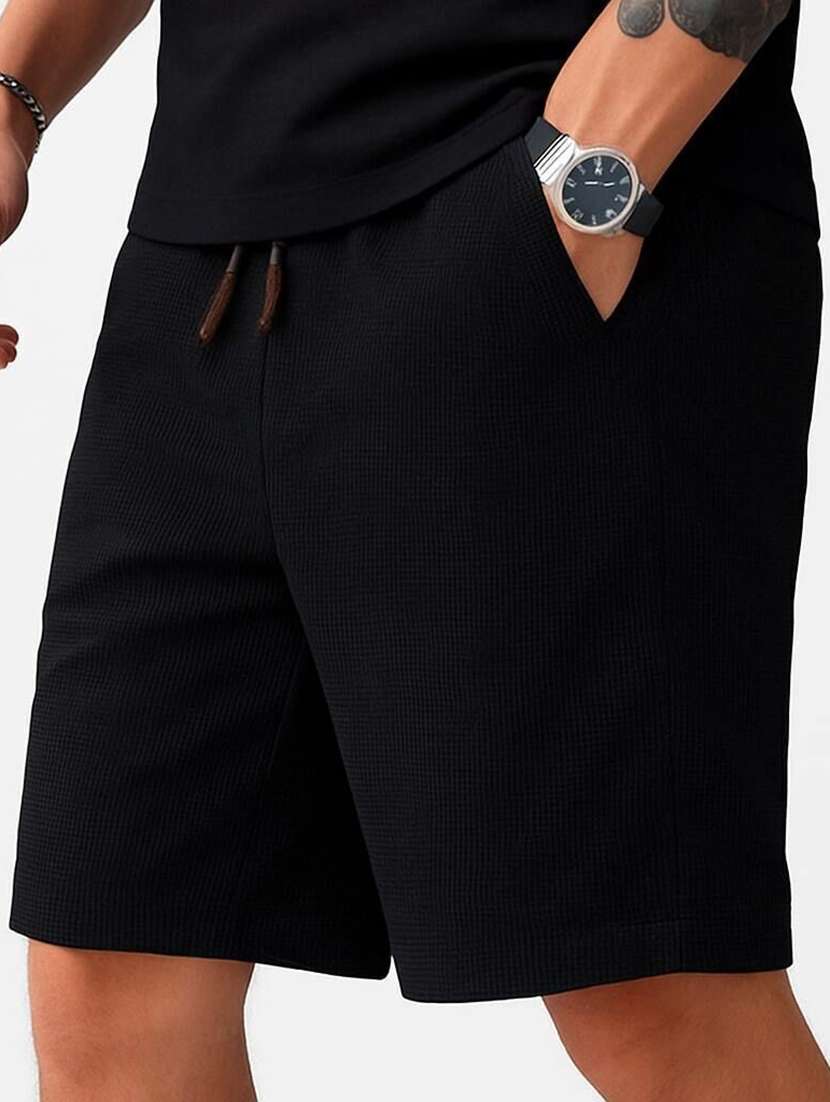 men textured mid rise regular fit shorts