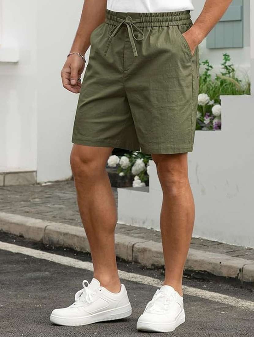 men solid mid rise regular fit shorts