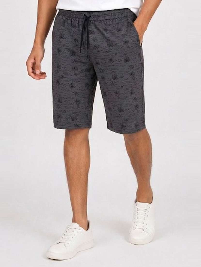 men printed mid rise regular fit shorts
