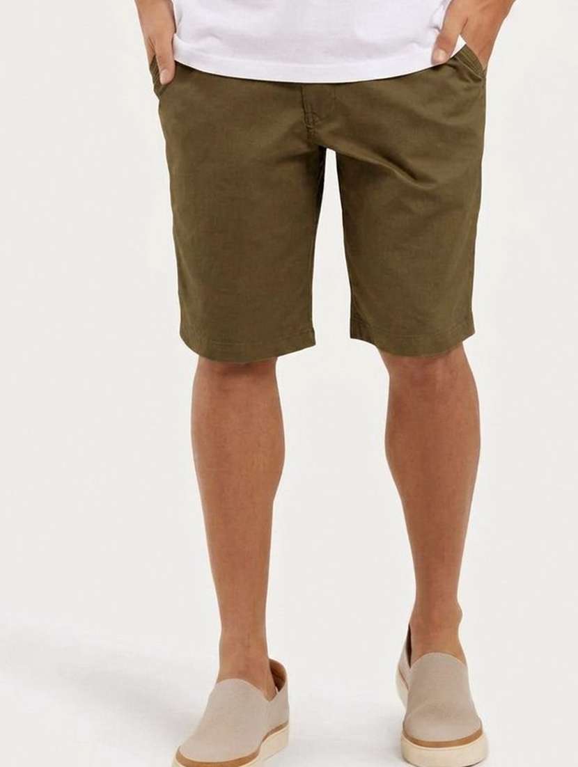 men solid mid rise regular fit shorts