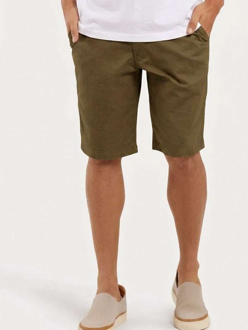 men solid mid rise regular fit shorts