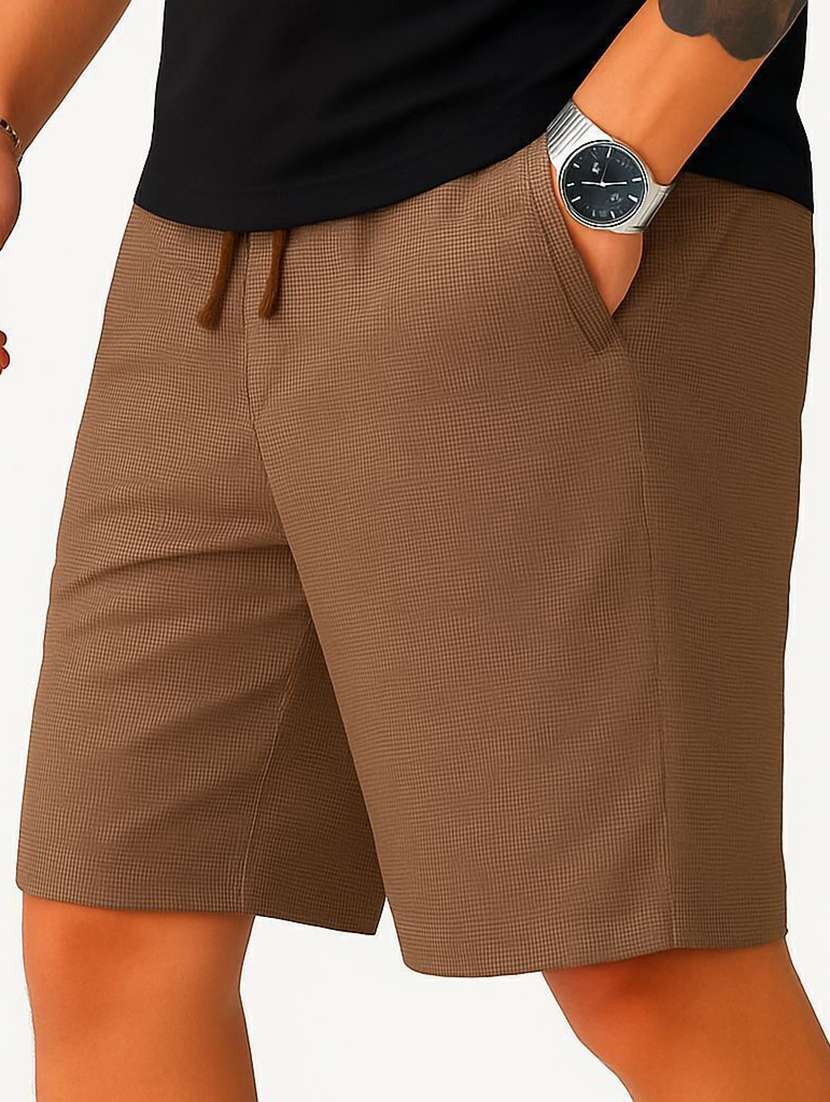 men textured mid rise regular fit shorts
