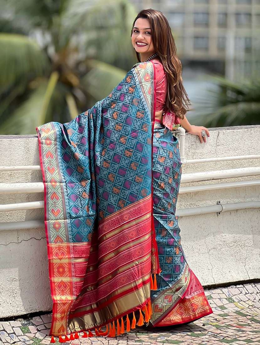 women self design patola saree with blouse - 22571103 -  Standard Image - 3