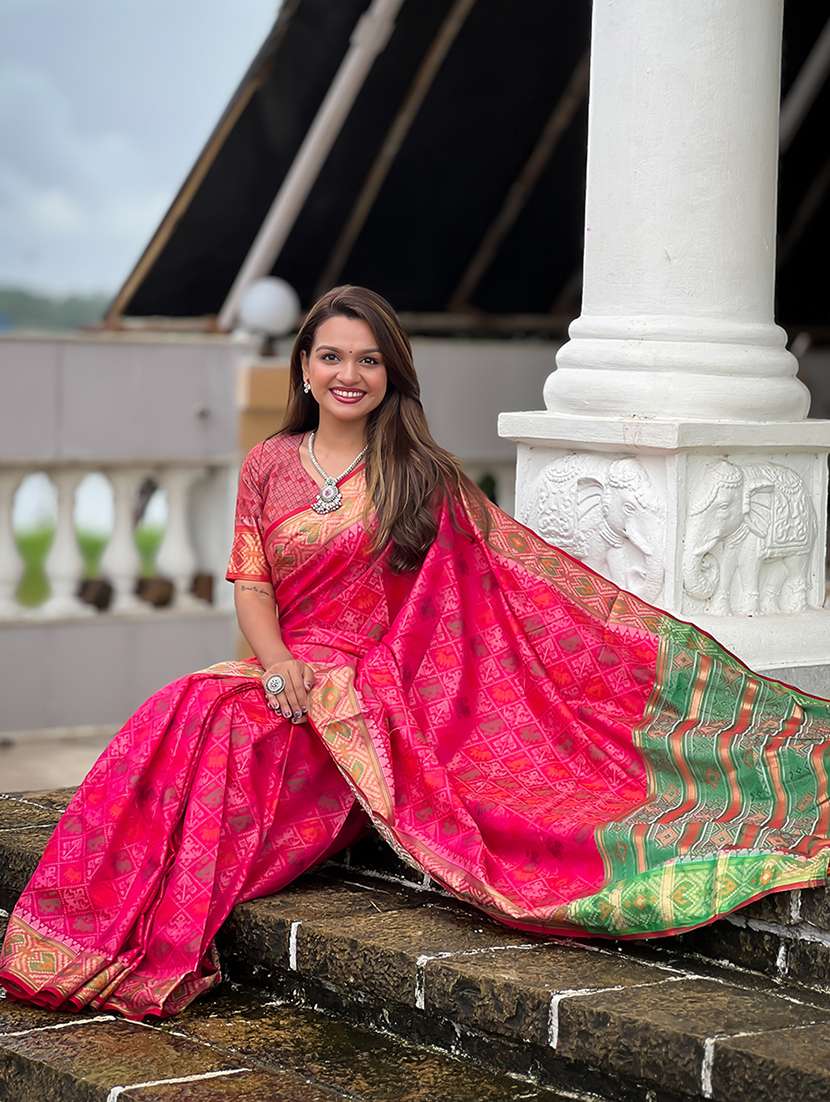 women self design patola saree with blouse - 22571106 -  Standard Image - 3