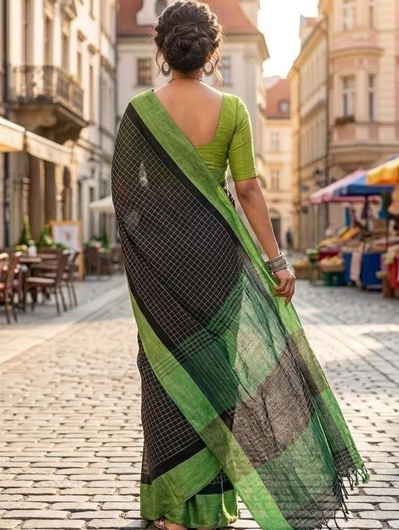 women checkered handloom saree with blouse - 22572074 -  Standard Image - 3