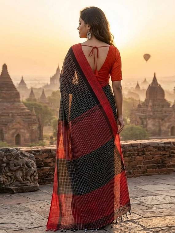 women checkered handloom saree with blouse - 22572076 -  Standard Image - 3