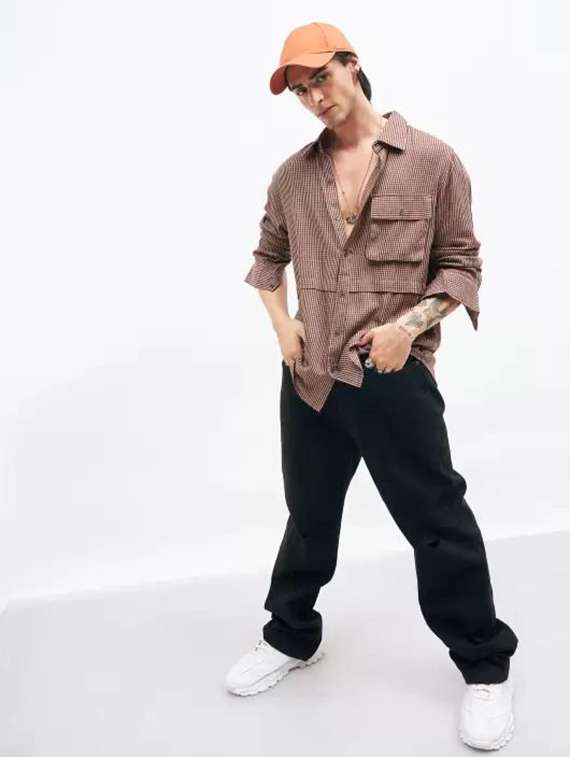 men slashed knee mid rise baggy jeans - 22575498 -  Standard Image - 3