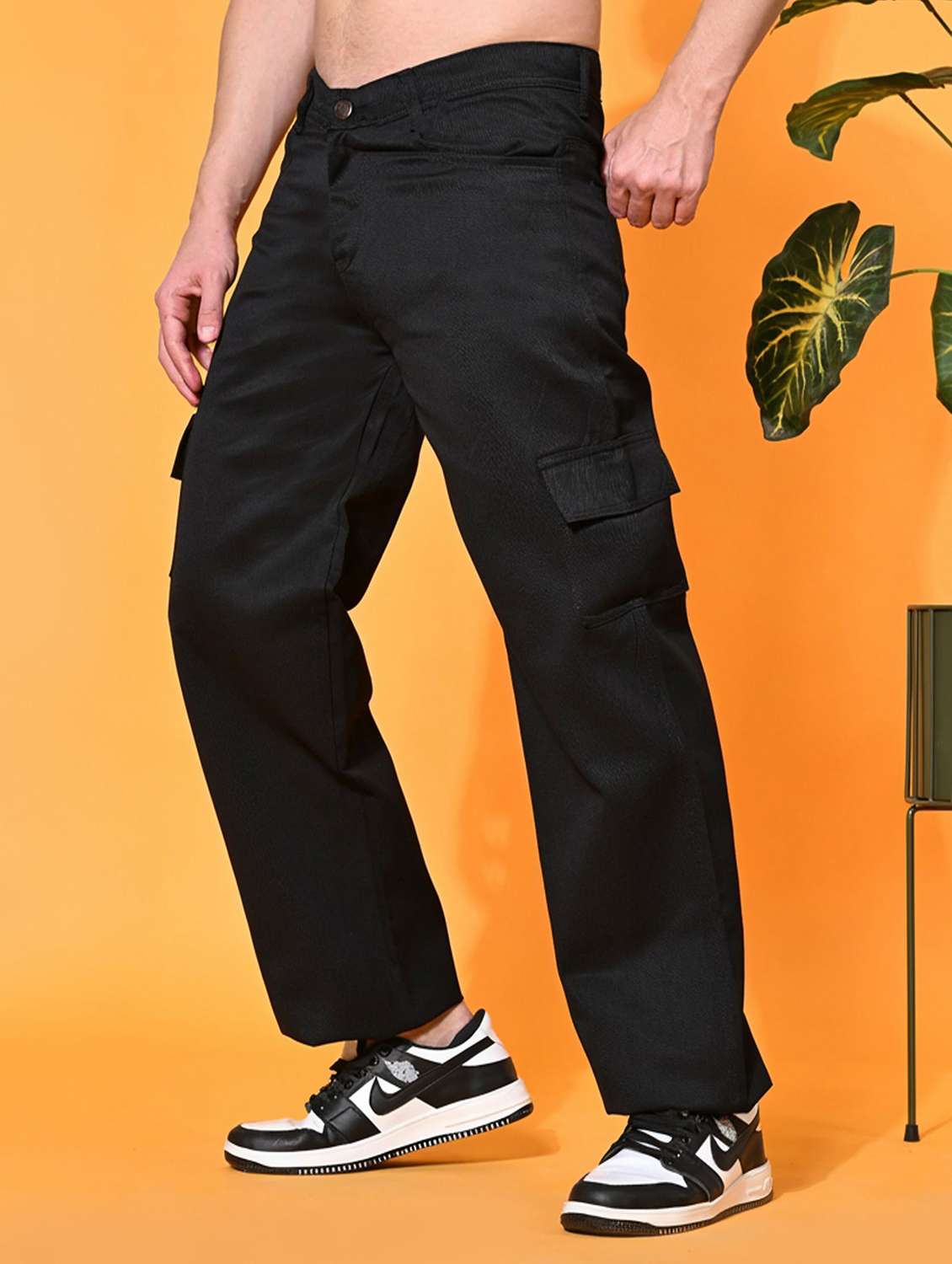 men solid mid rise cargo jeans