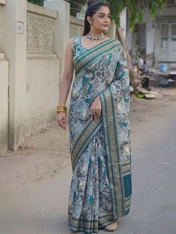women printed bordered saree with blouse