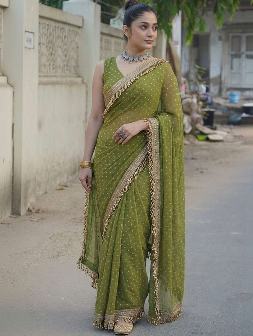 women self design bordered saree with blouse