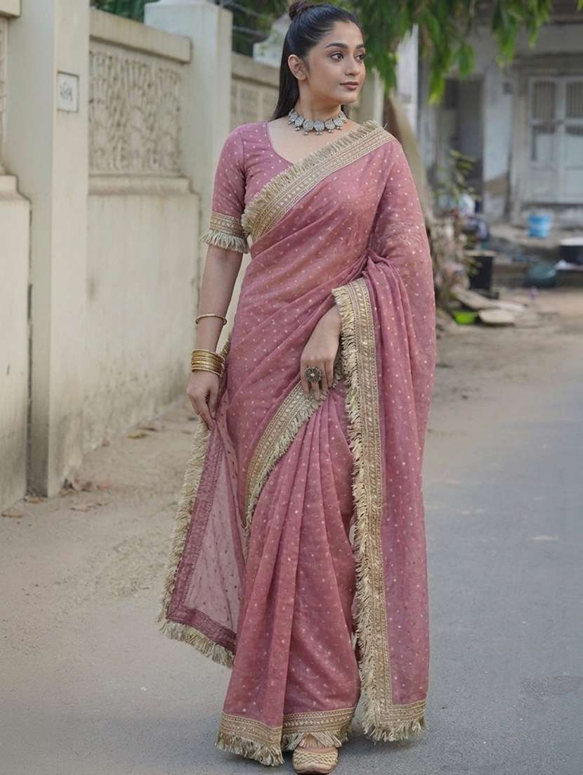 women self design bordered saree with blouse