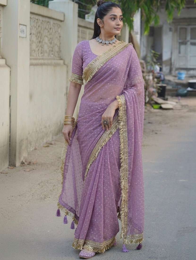 women self design bordered saree with blouse