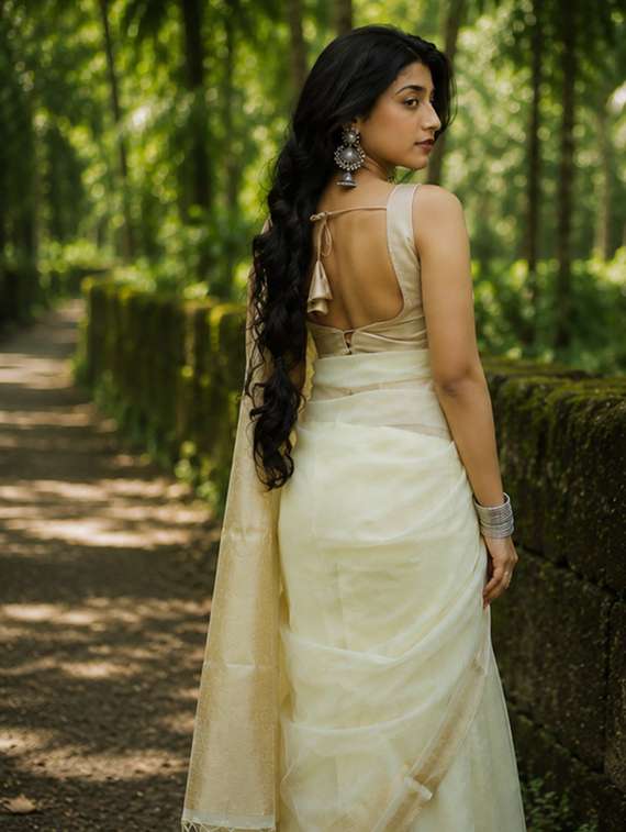 Women Solid With Bordered Saree - 22576972 -  Standard Image - 3