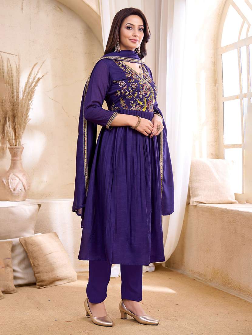 Women Embroidered Three Quarter Sleeves Kurta Pant Set With Dupatta - 22577452 -  Standard Image - 3