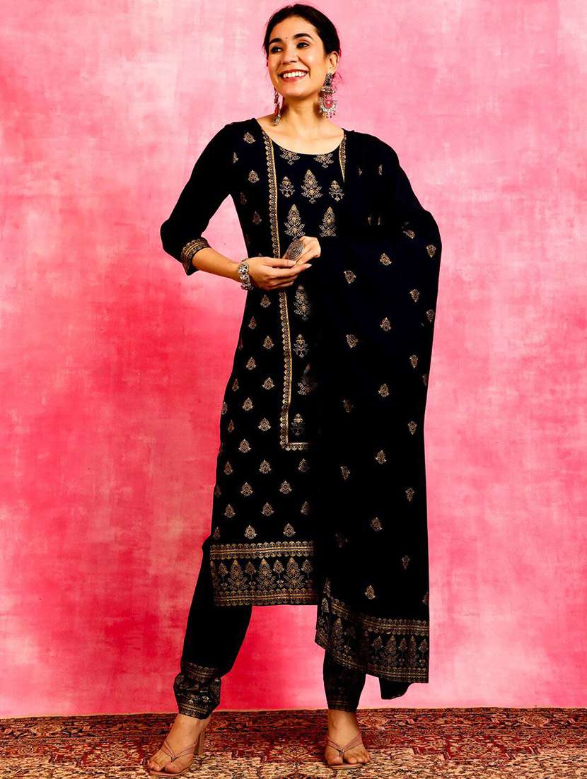 women printed three quarter sleeves kurta pant set with dupatta