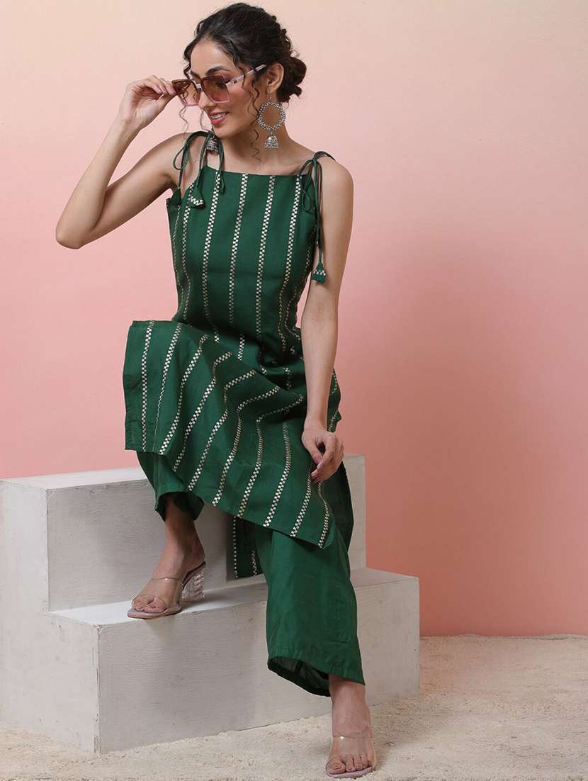 women self design sleeveless kurta pant set