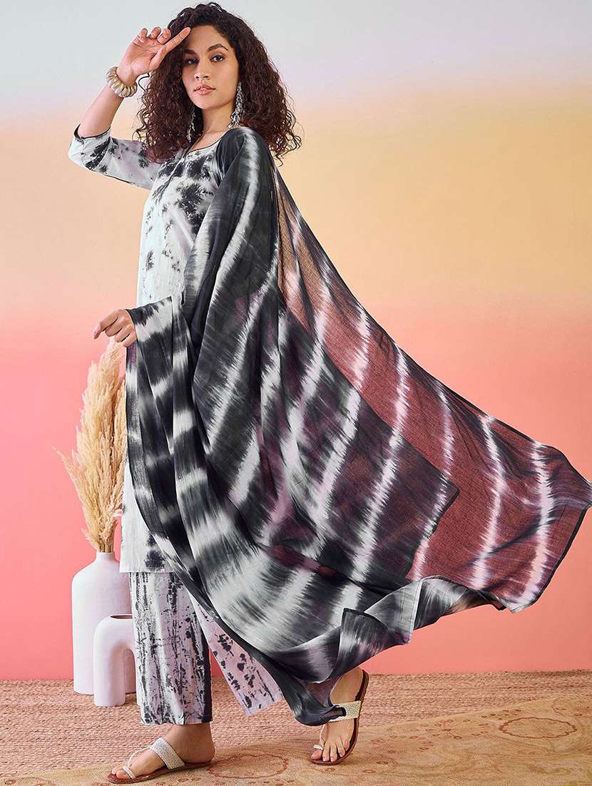 women printed three quarter sleeves kurta pant set with dupatta
