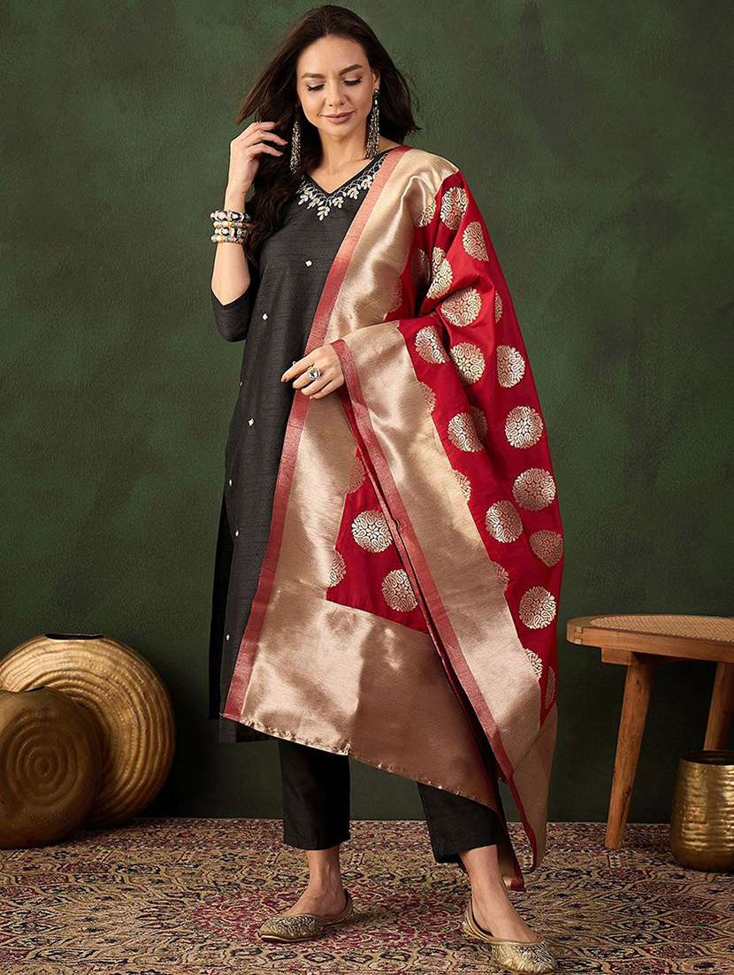 women embroidered three quarter sleeves kurta pant set with dupatta
