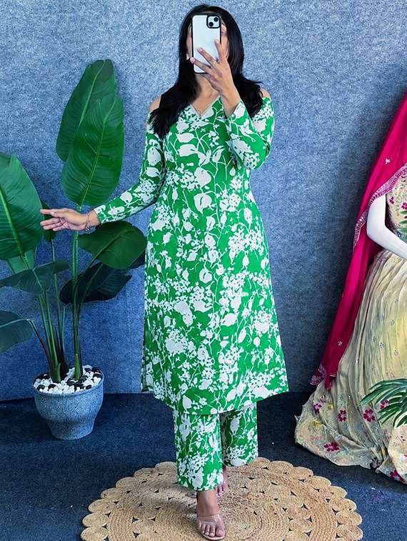women printed long sleeves kurta pant set