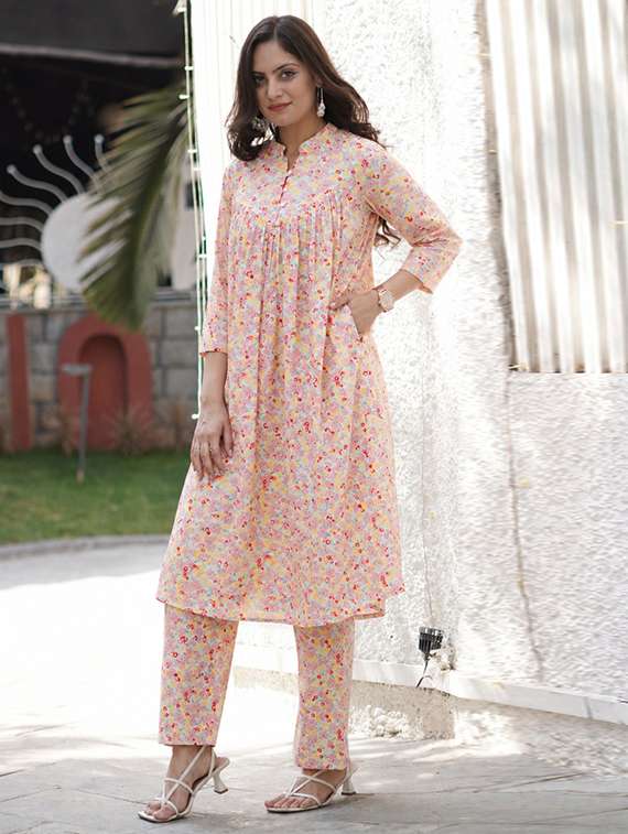 women printed three quarter sleeves kurta pant set
