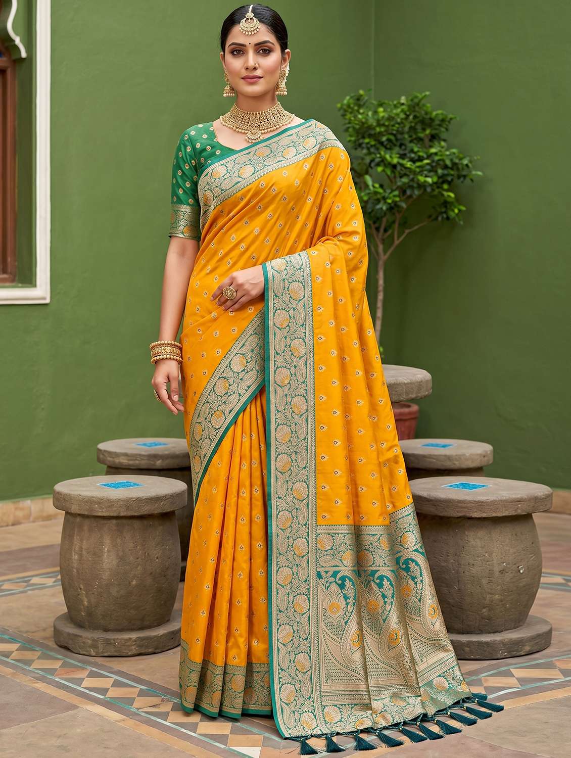 women self design banarasi saree with blouse