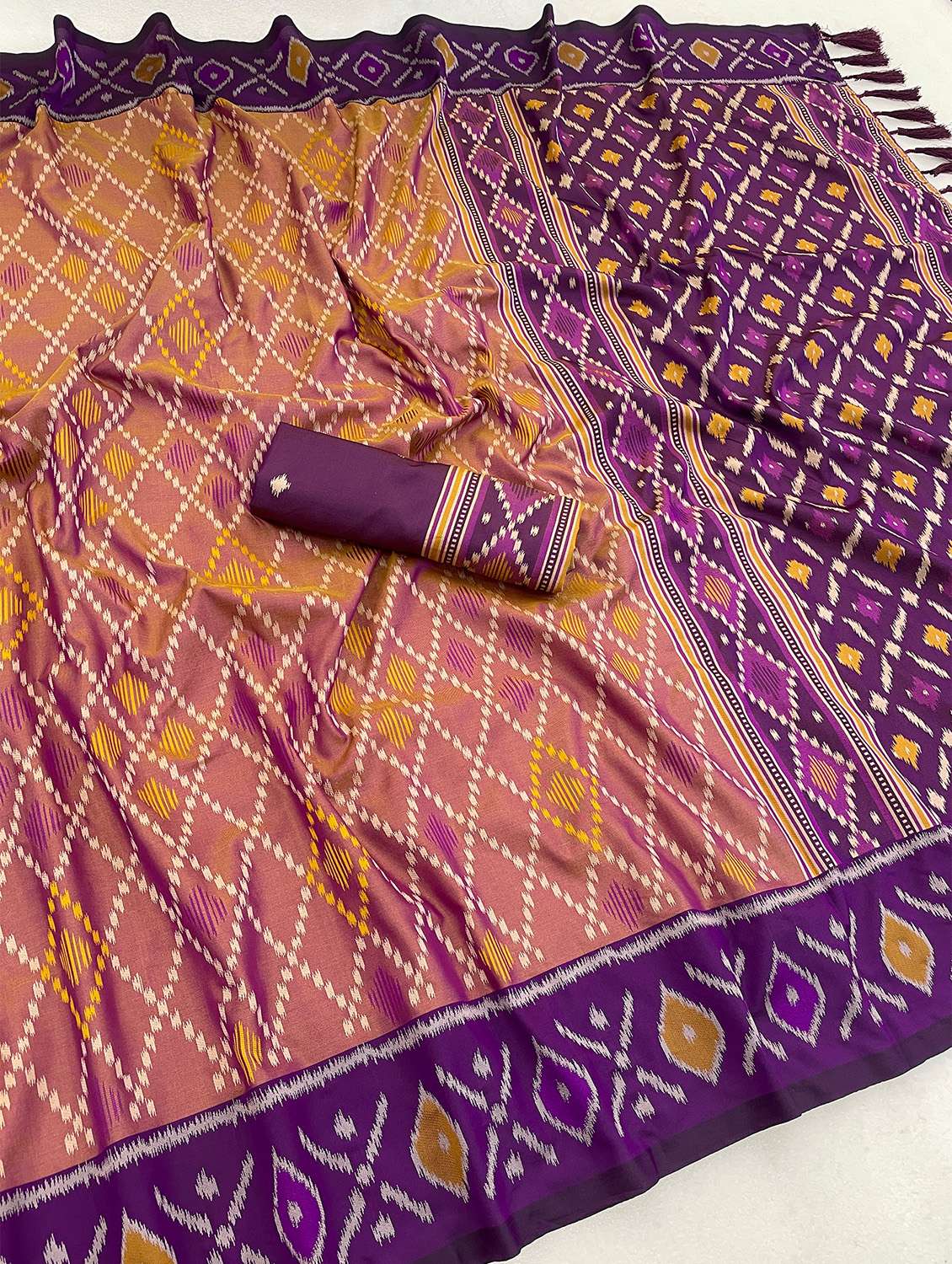 women self design patola saree with blouse - 22579330 -  Standard Image - 5