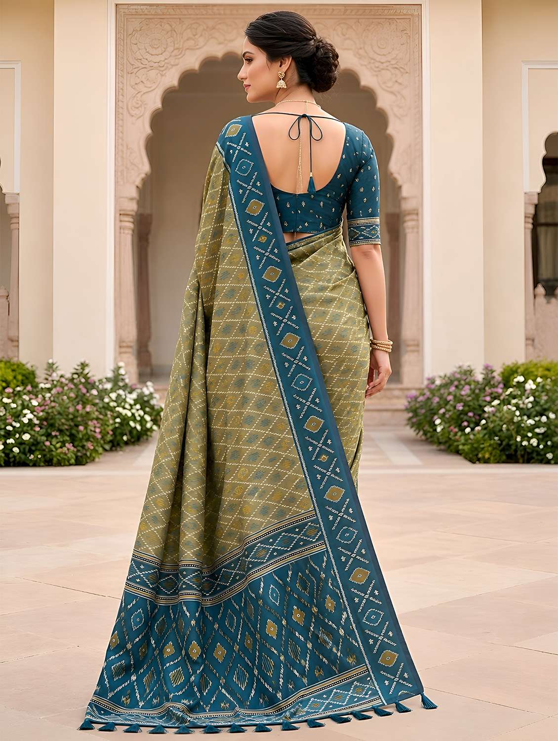 women self design patola saree with blouse - 22579333 -  Standard Image - 3