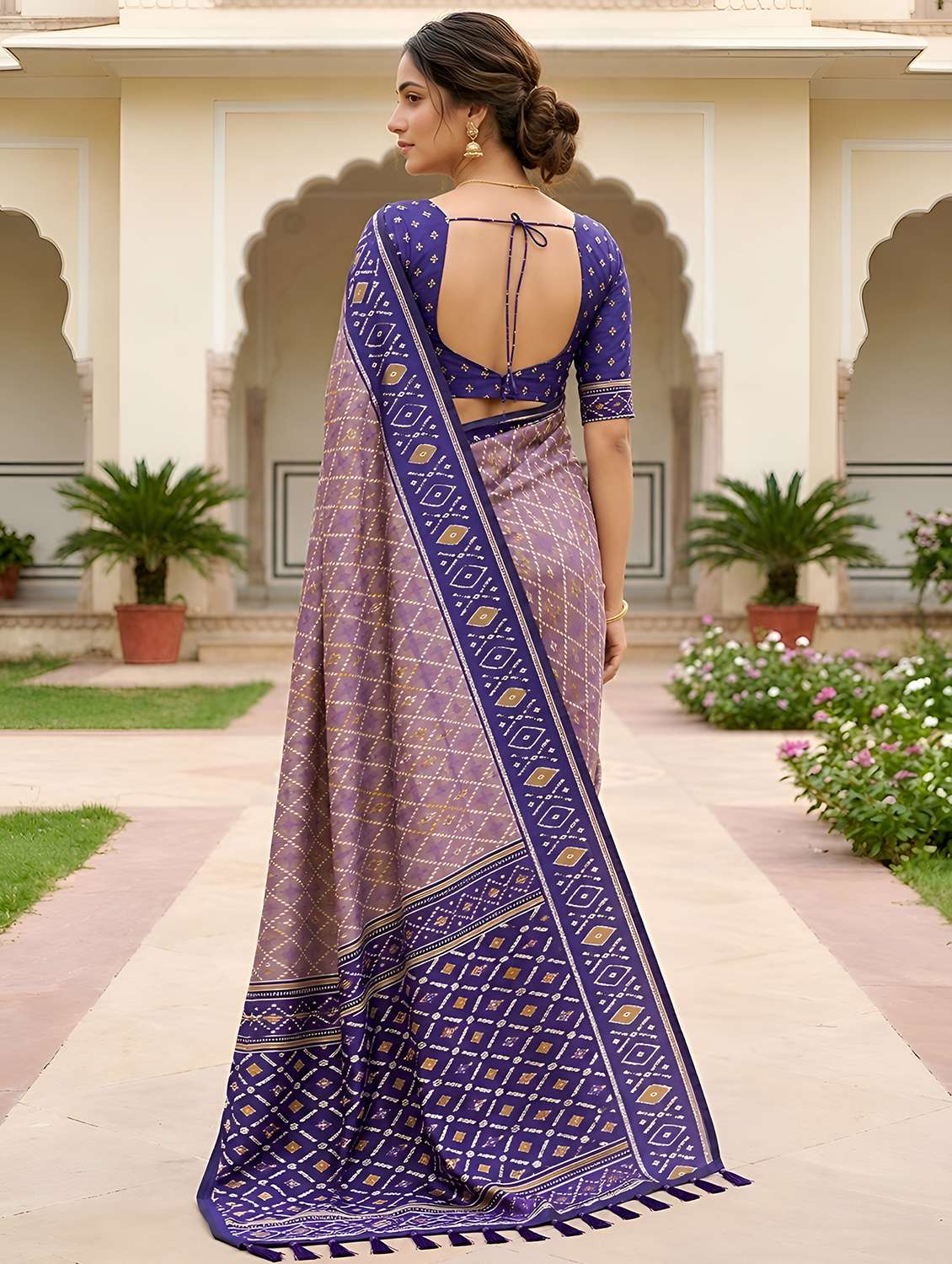 women self design patola saree with blouse - 22579334 -  Standard Image - 3