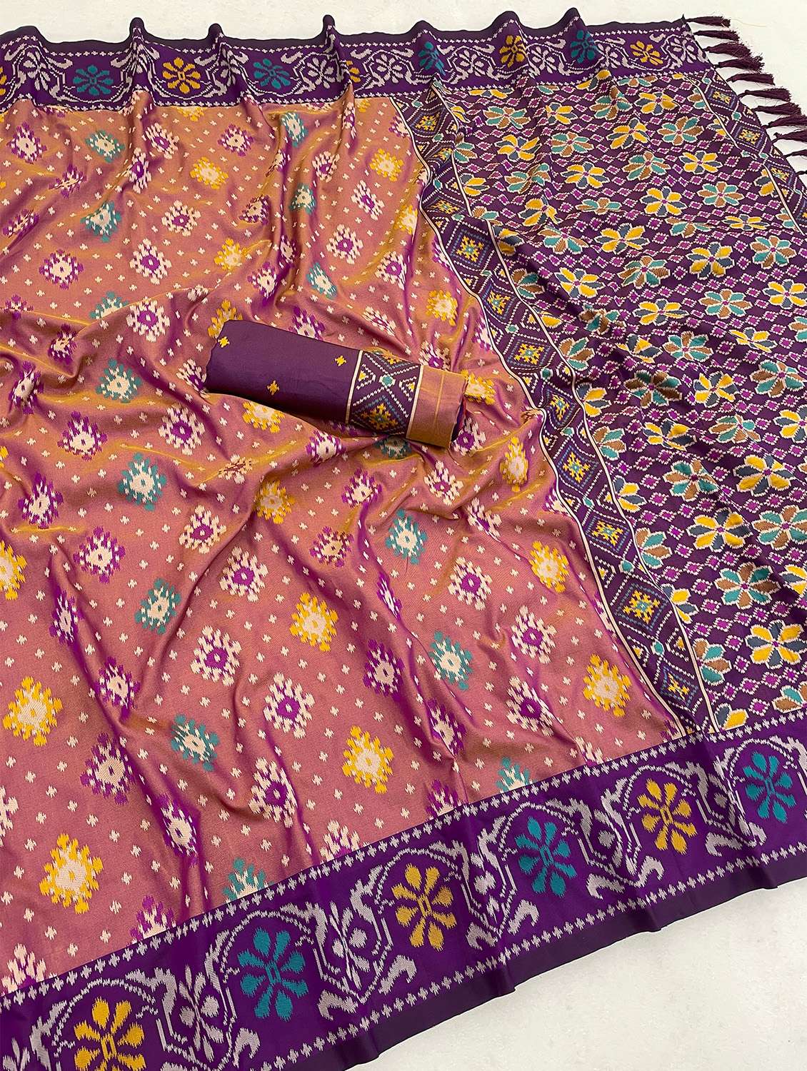 women self design patola saree with blouse - 22579336 -  Standard Image - 5