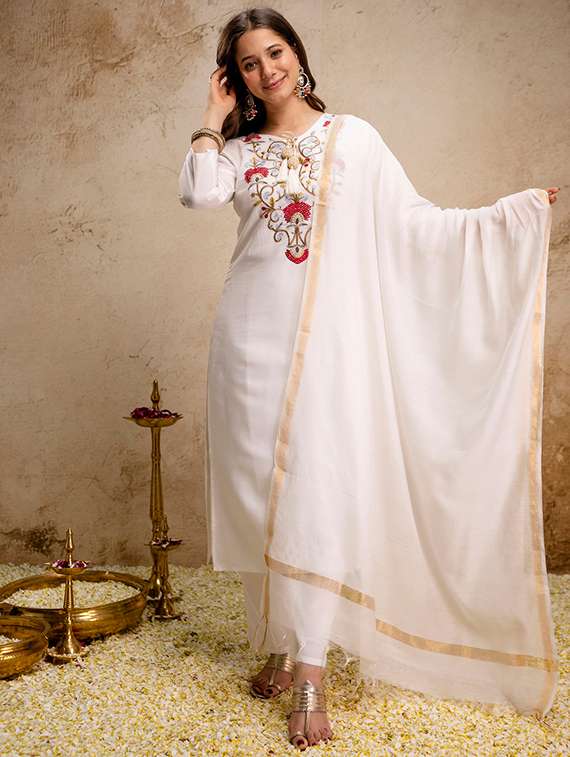 women embroidered three quarter sleeves kurta pant set with dupatta