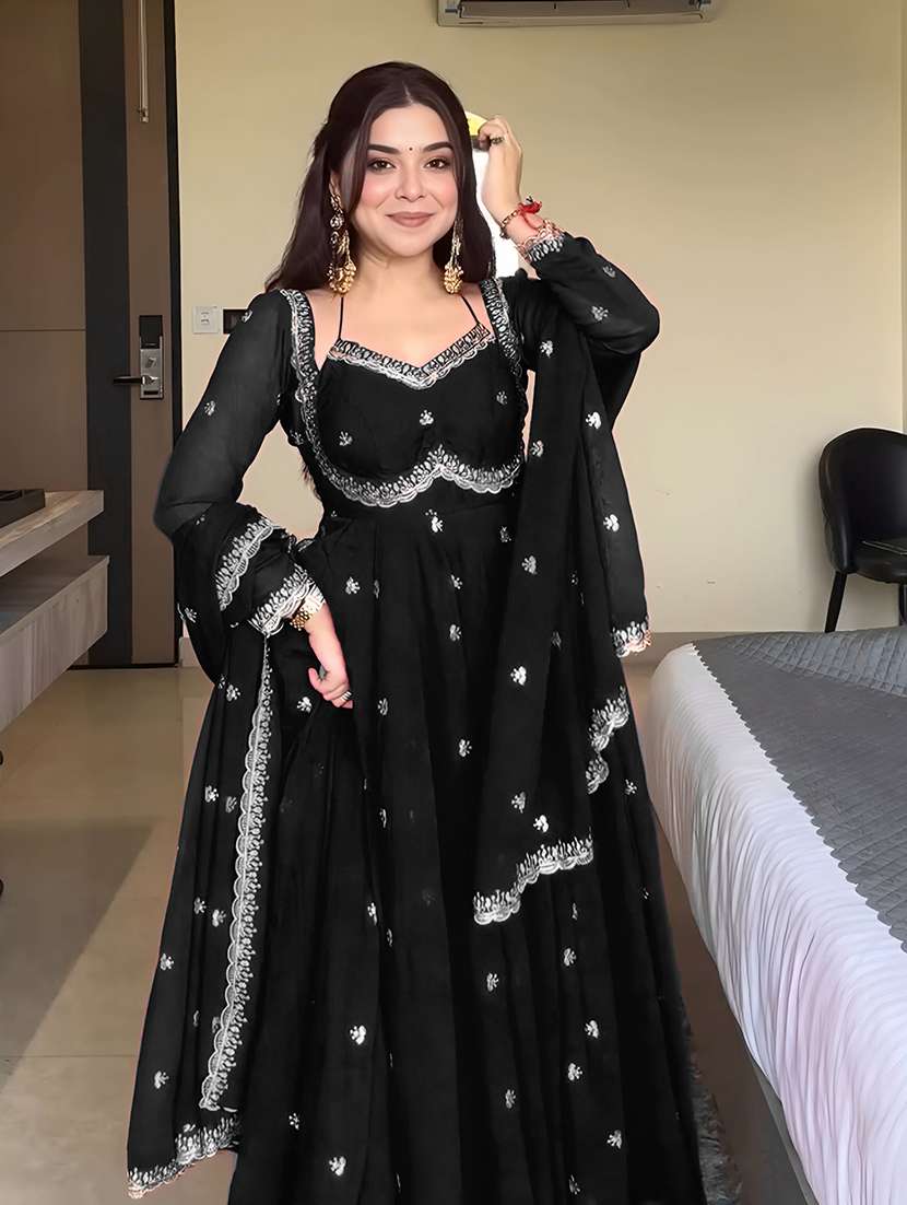 women embroidered long sleeves kurta dupatta set