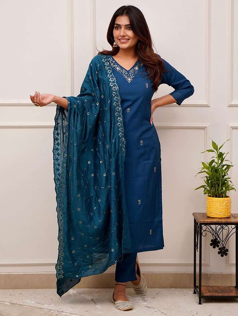 Women Embroidered Three Quarter Sleeves Kurta Pant Set With Dupatta - 22579634 -  Standard Image - 3