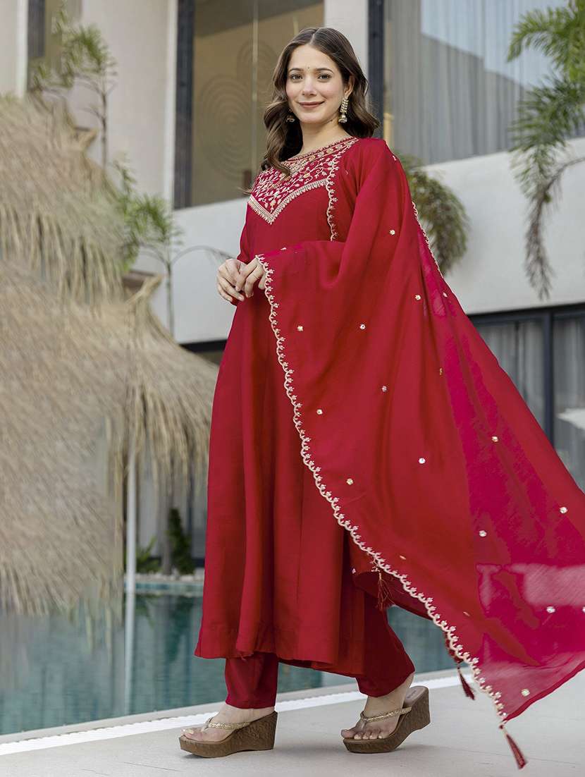 women embroidered three quarter sleeves kurta pant set with dupatta - 22579661 -  Standard Image - 3