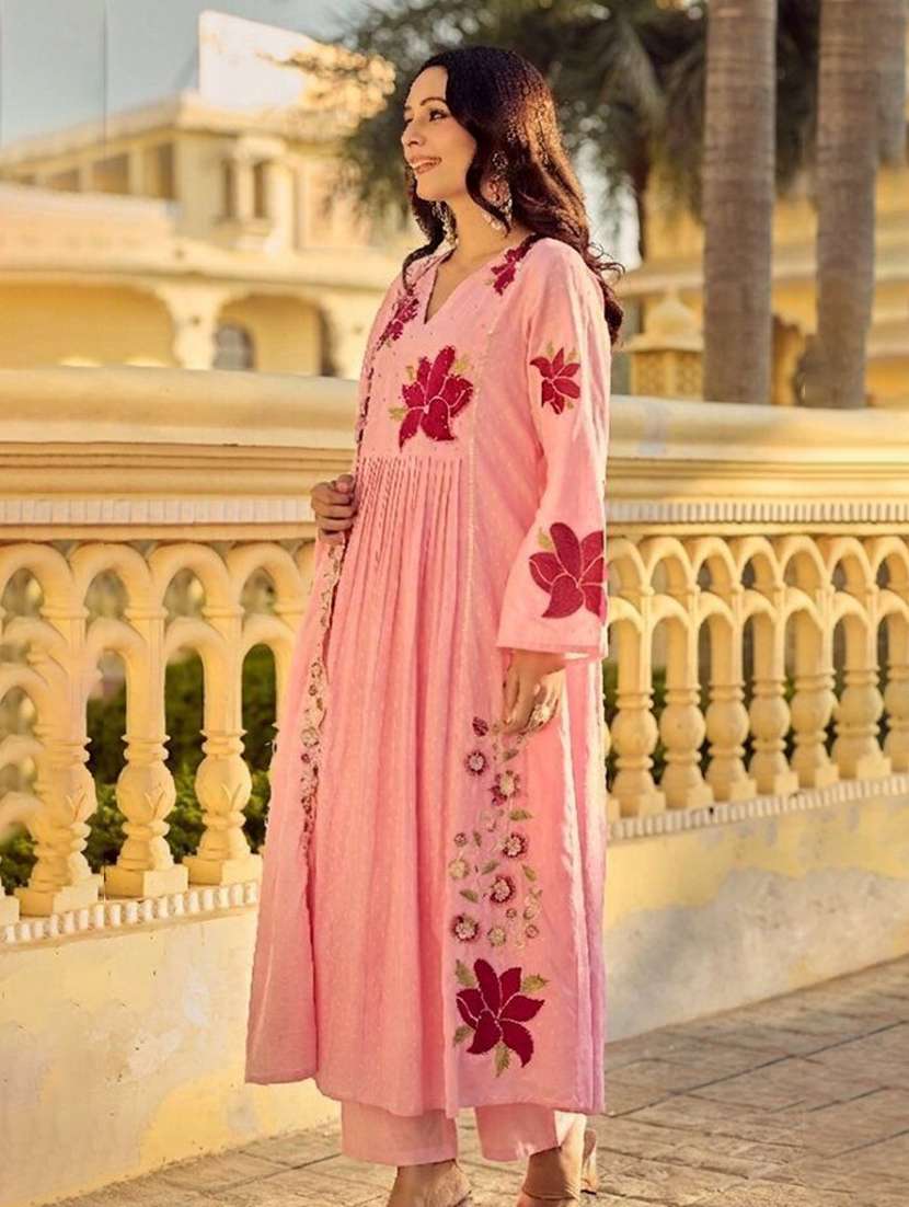 women printed long sleeves kurta pant set with dupatta