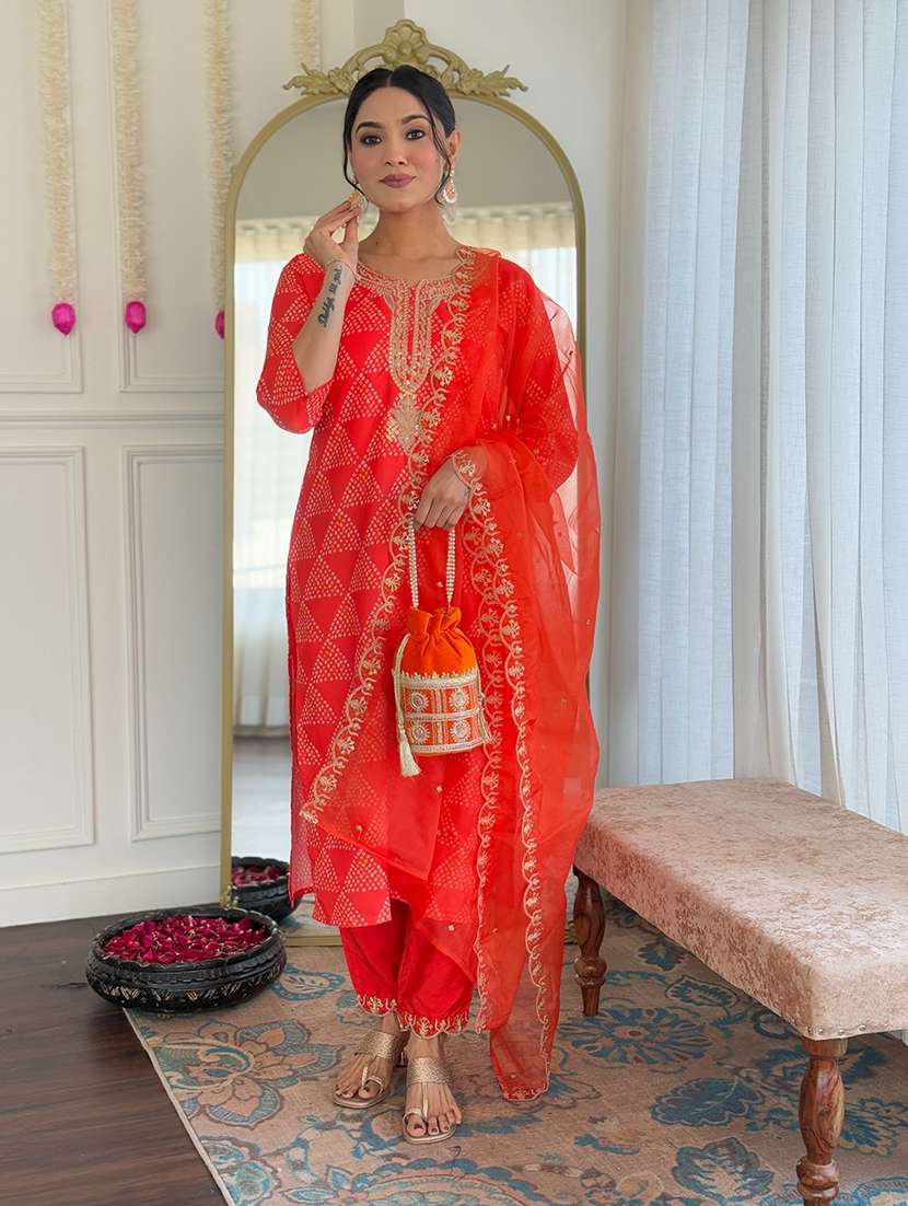 women printed three quarter sleeves kurta pant set with dupatta