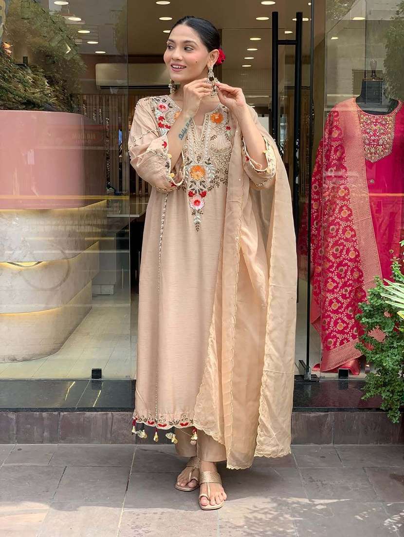 Women Embroidered Three Quarter Sleeves Kurta Pant Set With Dupatta - 22579748 -  Standard Image - 3