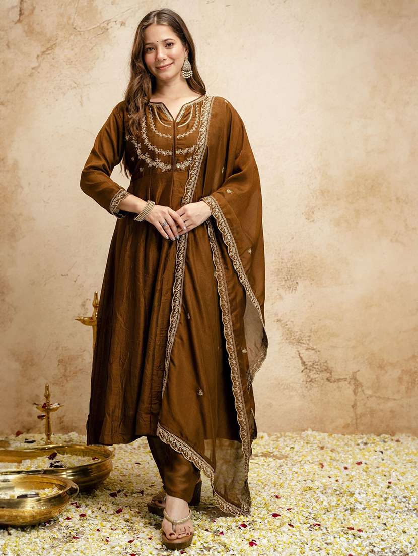 women embroidered three quarter sleeves kurta pant set with dupatta