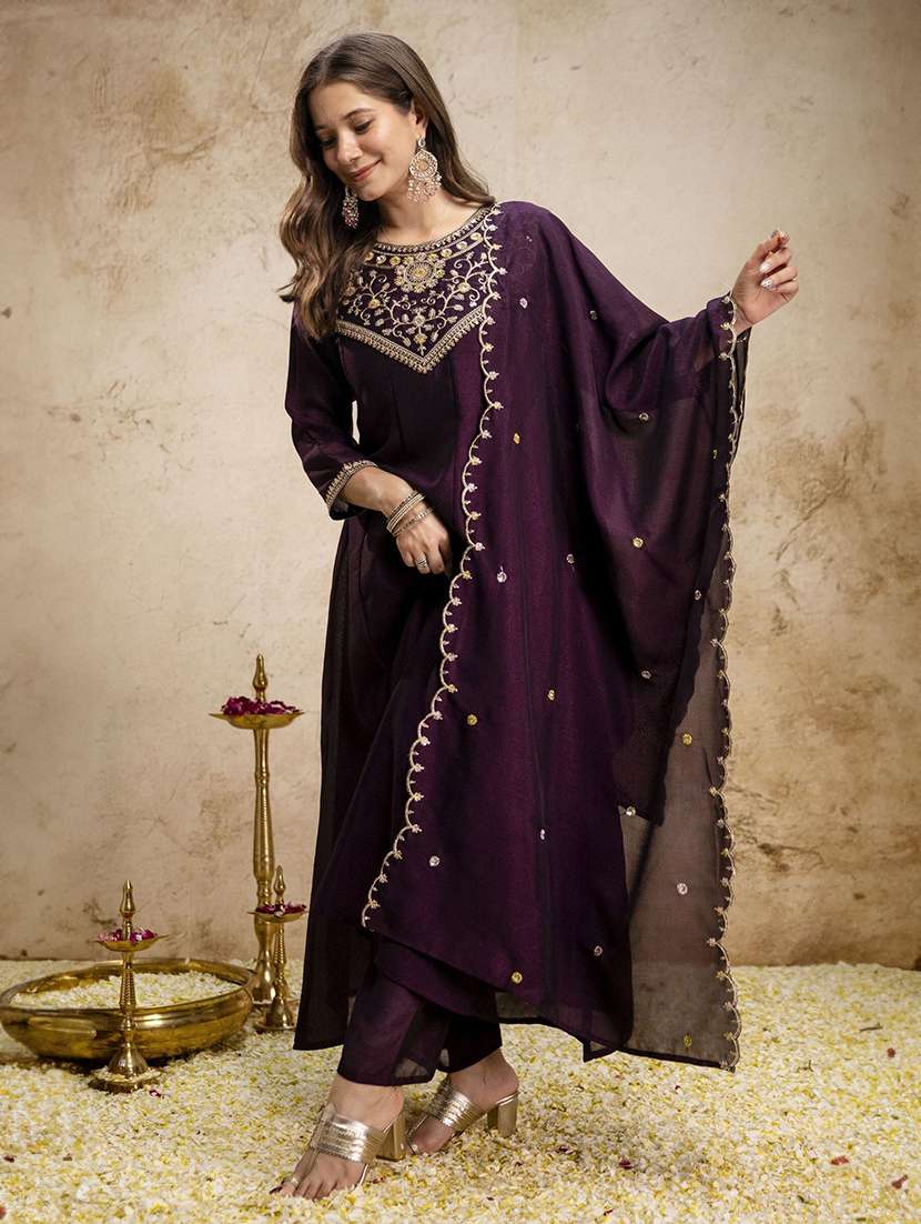 women embroidered three quarter sleeves kurta pant set with dupatta